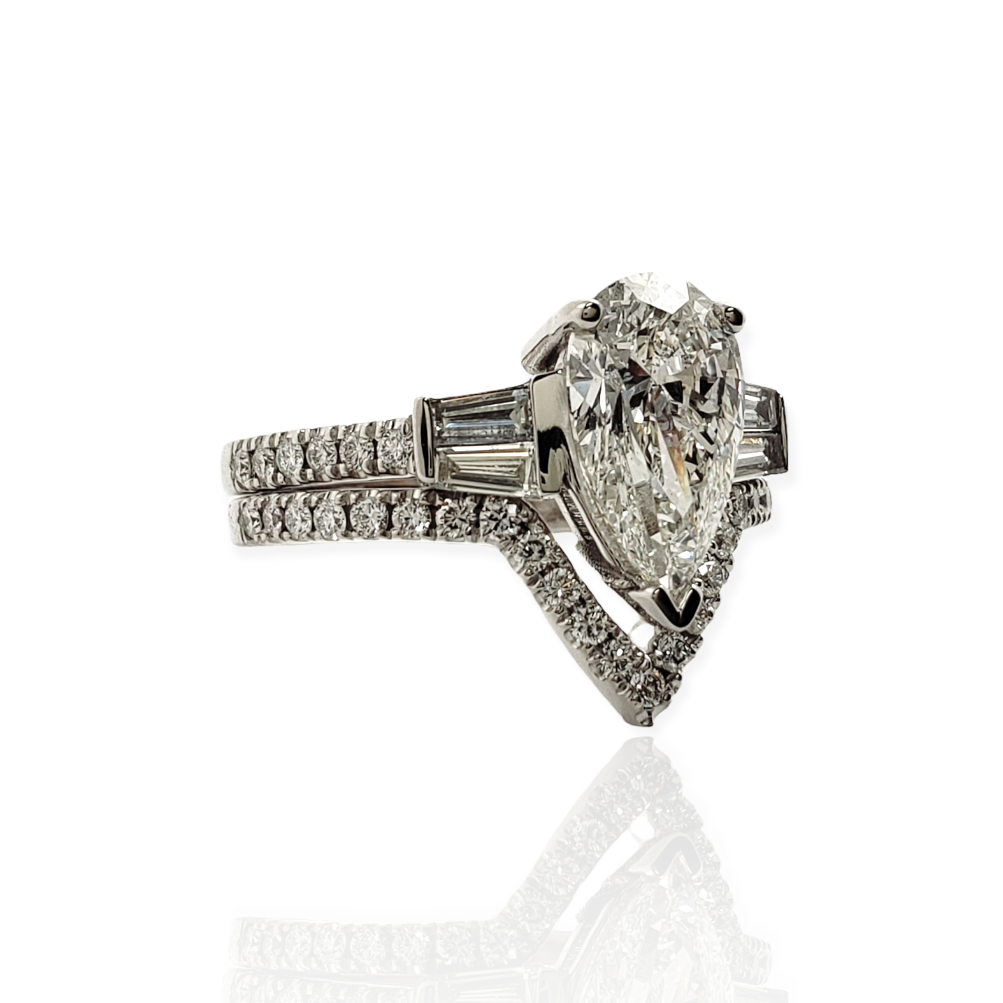 Pear Shape with Round and Baguette Side Diamonds